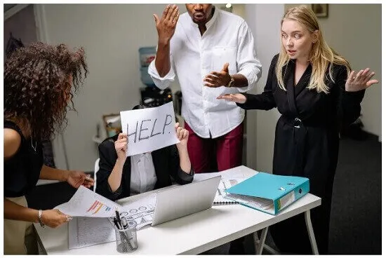 Must-have help desk features for small businesses 2023