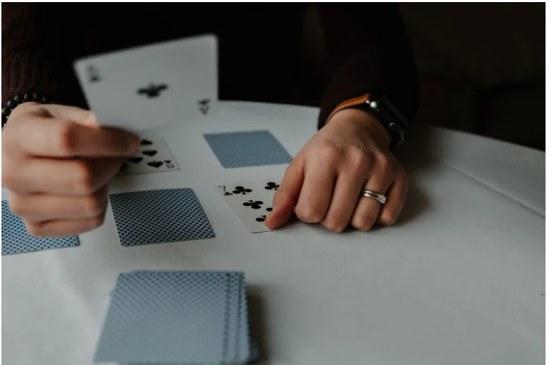 Mastering the Art of Card Squeezing: Enhancing Your Live Baccarat Experience